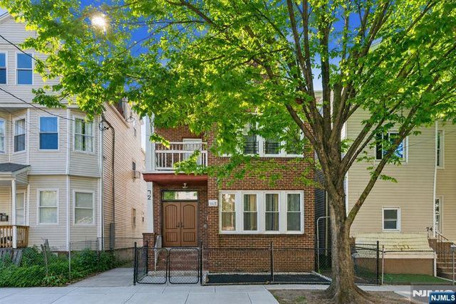 72 Seymour Avenue 3rd Floor, Newark, NJ 07108