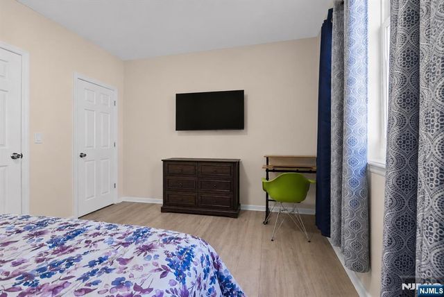 72 Seymour Avenue 3rd Floor, Newark, NJ 07108