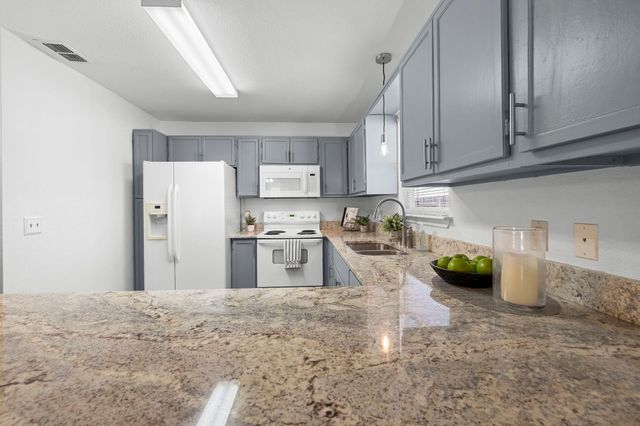 121 S Plant Ave Ave APT 102, Boerne, TX 78006