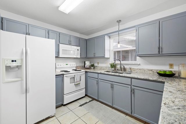 121 S Plant Ave Ave APT 102, Boerne, TX 78006