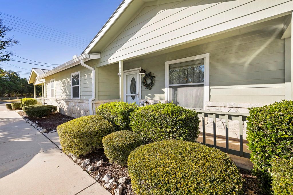 121 S Plant Ave Ave APT 102, Boerne, TX 78006