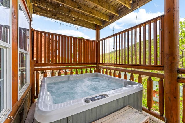 1232 Bird Nest Way, Sevierville, TN 37876