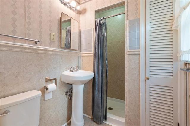 5914 W 76th Terrace, Prairie Village, KS 66208