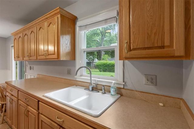 5914 W 76th Terrace, Prairie Village, KS 66208