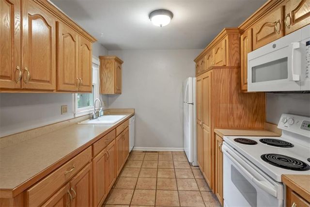5914 W 76th Terrace, Prairie Village, KS 66208