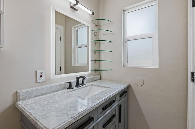 2022 N 40th Street, Phoenix, AZ 85008