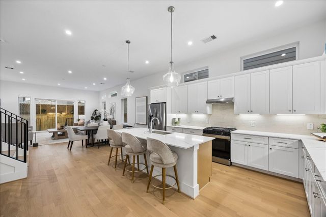 1520 W 21st St A, Houston, TX 77008