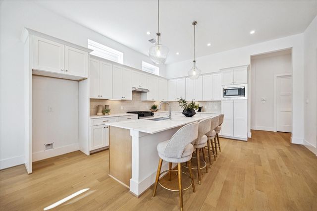 1520 W 21st St A, Houston, TX 77008