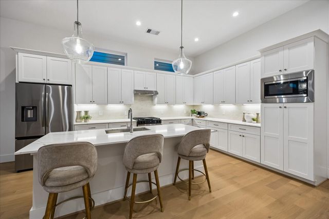 1520 W 21st St A, Houston, TX 77008