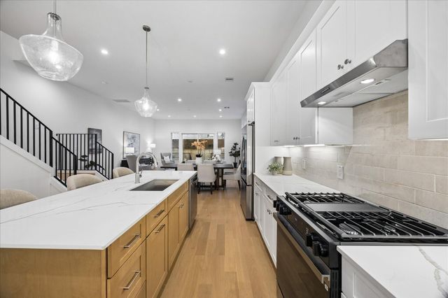 1520 W 21st St A, Houston, TX 77008