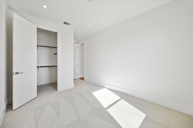 1520 W 21st St A, Houston, TX 77008