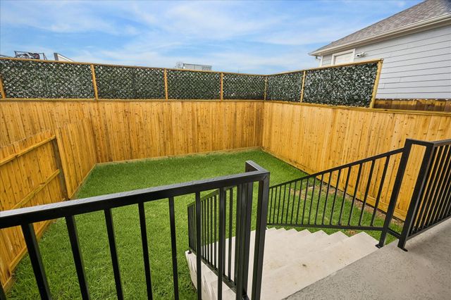1520 W 21st St A, Houston, TX 77008
