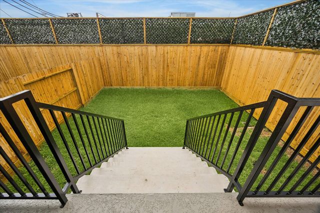 1520 W 21st St A, Houston, TX 77008