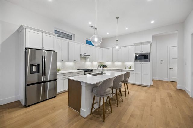 1520 W 21st St A, Houston, TX 77008