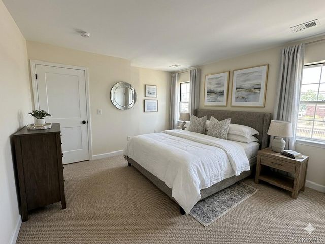 1 Atlantic Avenue 56, Farmingdale, NY 11735