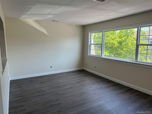 1 Atlantic Avenue 56, Farmingdale, NY 11735