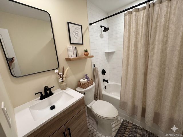 1 Atlantic Avenue 56, Farmingdale, NY 11735