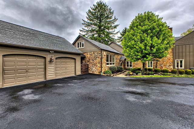 233 St Ives Drive, Hempfield Twp, PA 15601