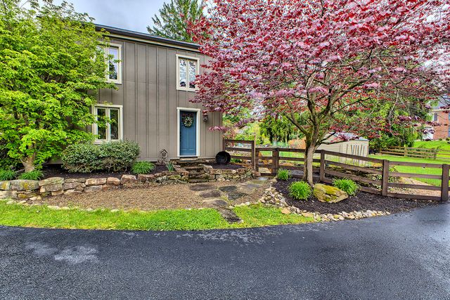 233 St Ives Drive, Hempfield Twp, PA 15601