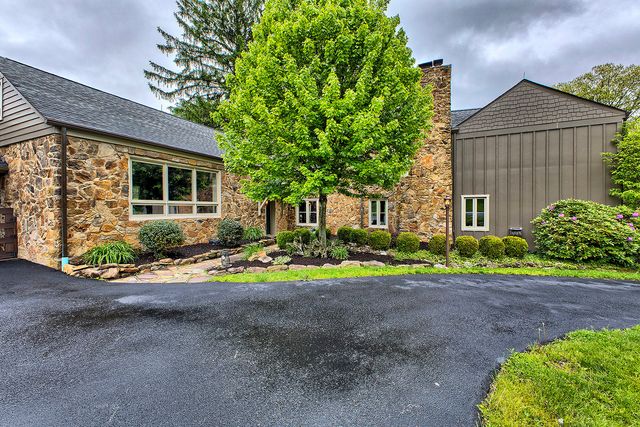 233 St Ives Drive, Hempfield Twp, PA 15601
