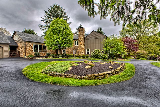233 St Ives Drive, Hempfield Twp, PA 15601