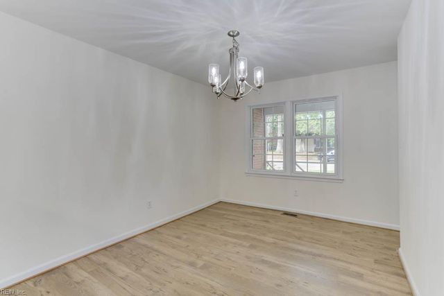 37 Crutchfield DR, Newport News, VA 23602