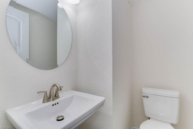 37 Crutchfield DR, Newport News, VA 23602