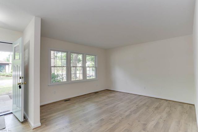 37 Crutchfield DR, Newport News, VA 23602