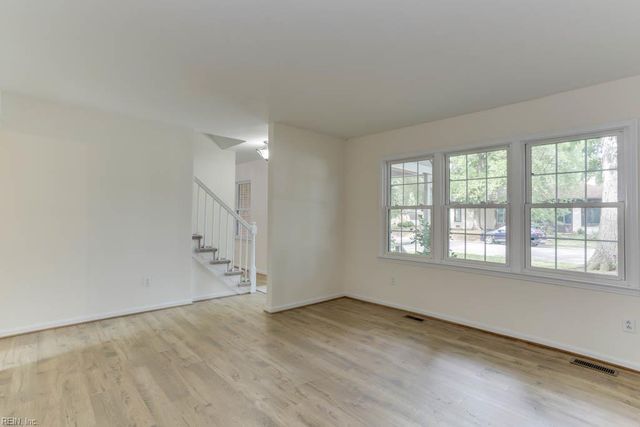 37 Crutchfield DR, Newport News, VA 23602