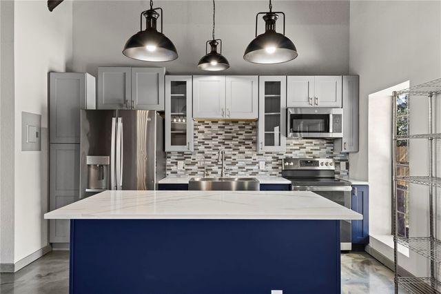 1016 Blue Bill Cove, Lakehills, TX 78063