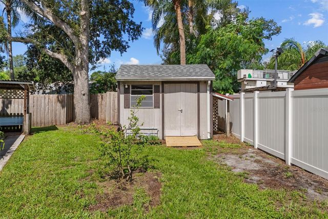7002 APPLEWOOD COURT, Tampa, FL 33615