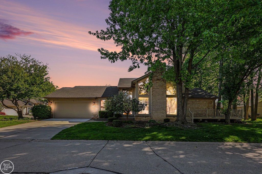 43052 W Kirkwood Drive, Clinton Twp, MI 48038