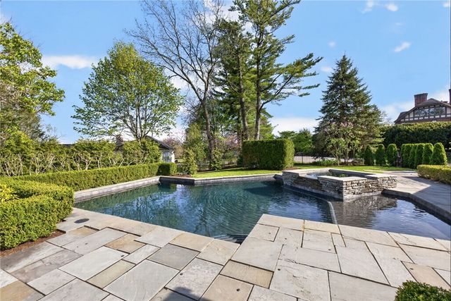 7 Elmwood Hill Lane, Brighton, NY 14610