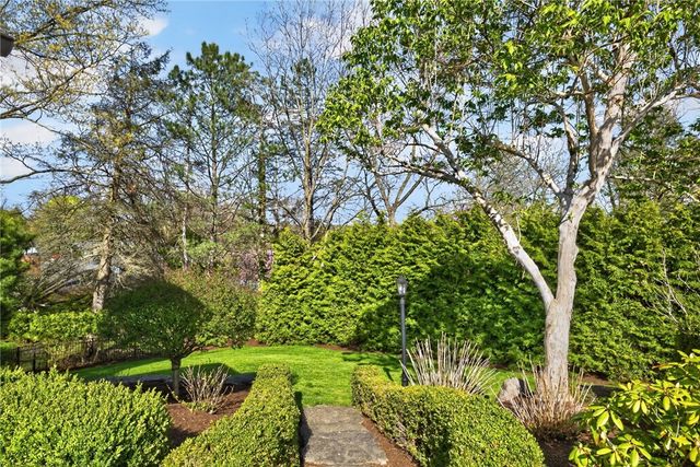 7 Elmwood Hill Lane, Brighton, NY 14610