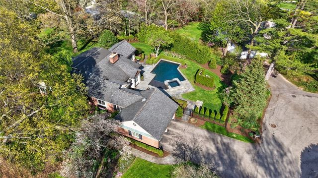 7 Elmwood Hill Lane, Brighton, NY 14610