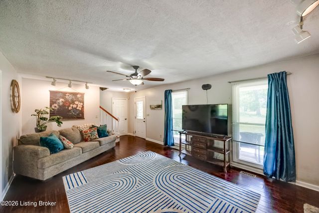 1801 Hawk Hill Rd, La Grange, KY 40031