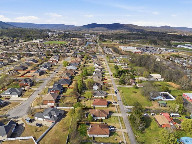 608 Wade Road SE, Owens Cross Roads, AL 35763