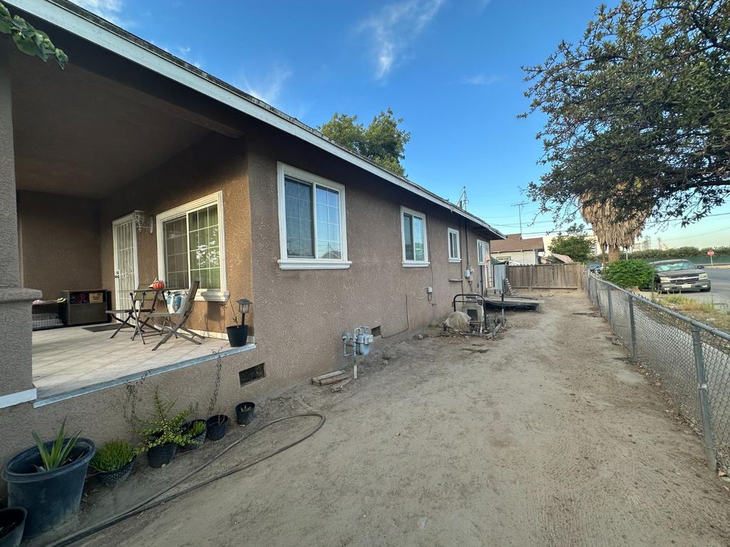 Image 3 of property listing at 2651 S 11th Street, Fresno, CA 93725