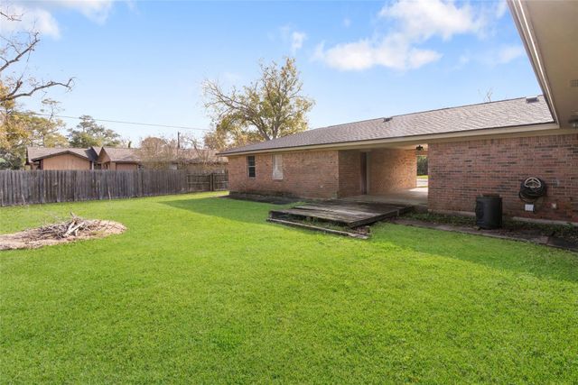 102 N Bow Drive, Jones Creek, TX 77541