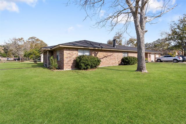 102 N Bow Drive, Jones Creek, TX 77541