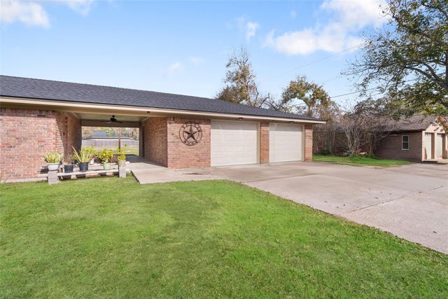 102 N Bow Drive, Jones Creek, TX 77541