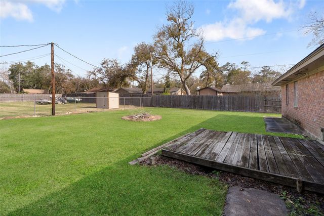 102 N Bow Drive, Jones Creek, TX 77541