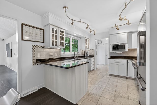 8517 Arizona Trail, Willow Springs, IL 60480