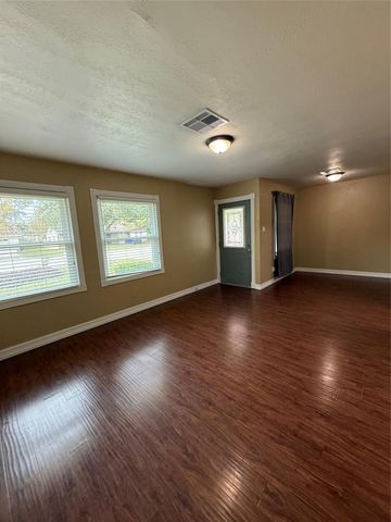 833 Magnolia Street, Lake Jackson, TX 77566