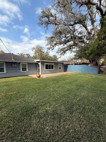 833 Magnolia Street, Lake Jackson, TX 77566