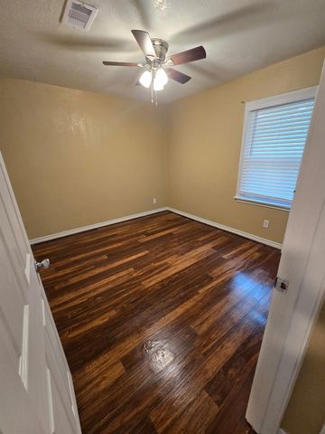 833 Magnolia Street, Lake Jackson, TX 77566