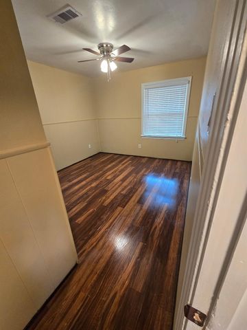 833 Magnolia Street, Lake Jackson, TX 77566