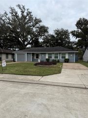 833 Magnolia Street, Lake Jackson, TX 77566