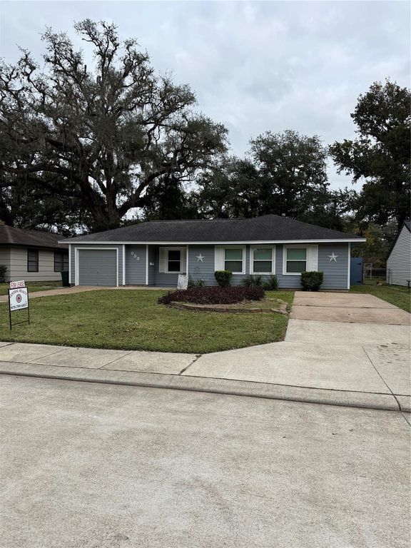 833 Magnolia Street, Lake Jackson, TX 77566