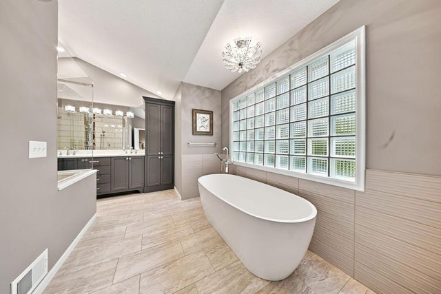 1444 Kings Wood Lane, Eagan, MN 55122